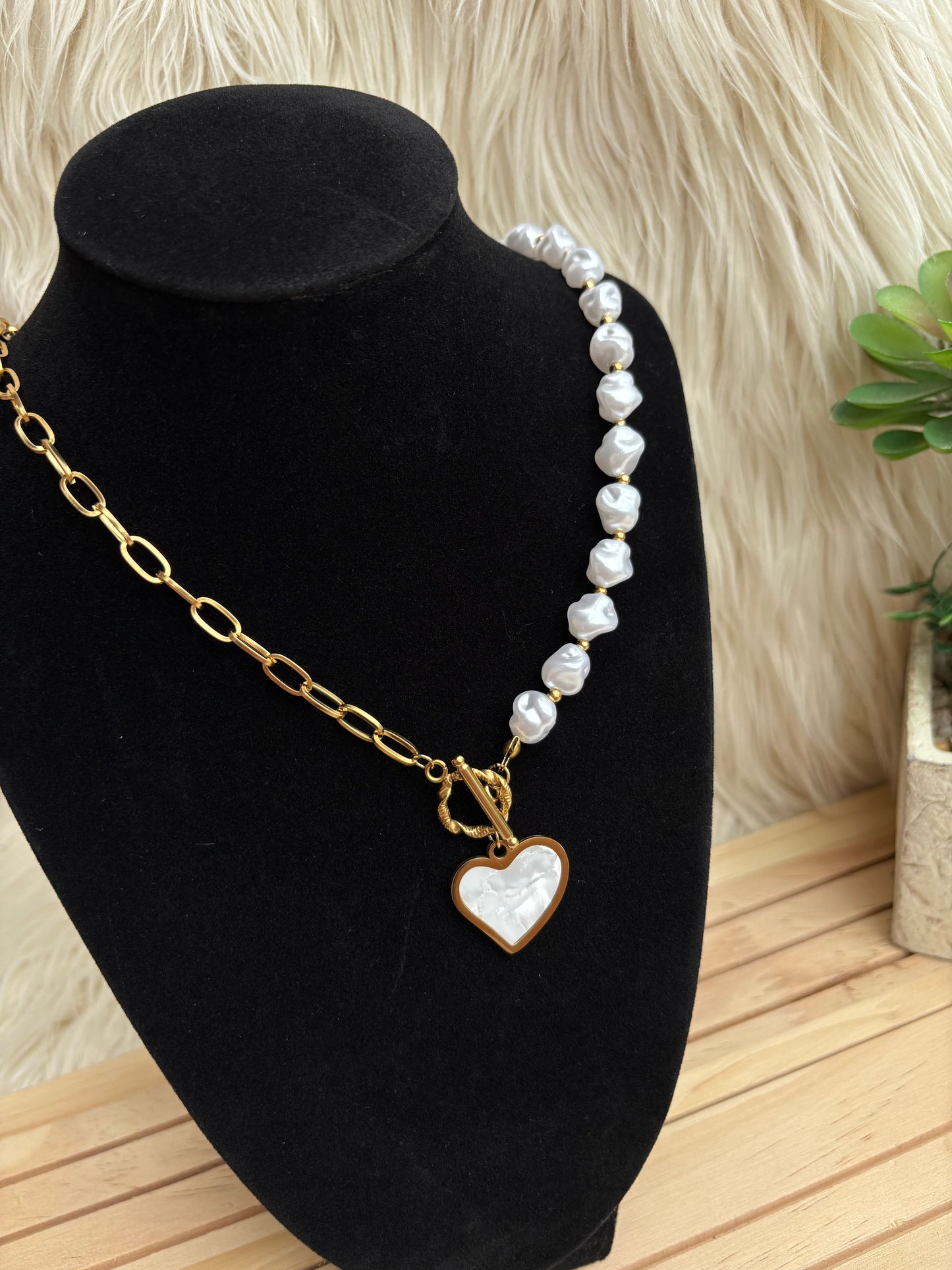 Hearth White & Gold Necklace